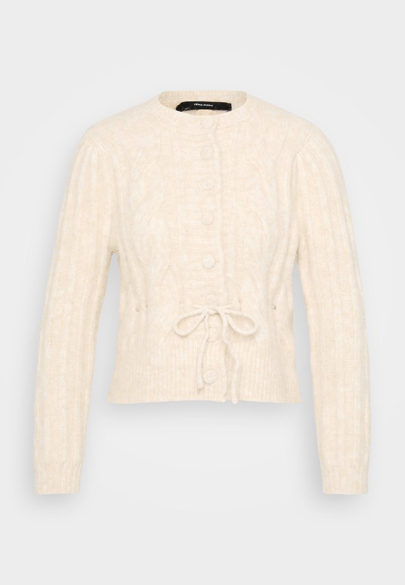 Cremefarbener Strickcardigan mit Zopfmuster, rundem Ausschnitt, Knopfleiste vorne und Bindedetail an der Taille. Lange Ärmel mit gerippten Bündchen.