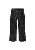 Schwarze Jeans mit weitem Bein und dunkelgrauem Leopardenmuster, Vordertaschen und Knopf- sowie Reißverschluss.