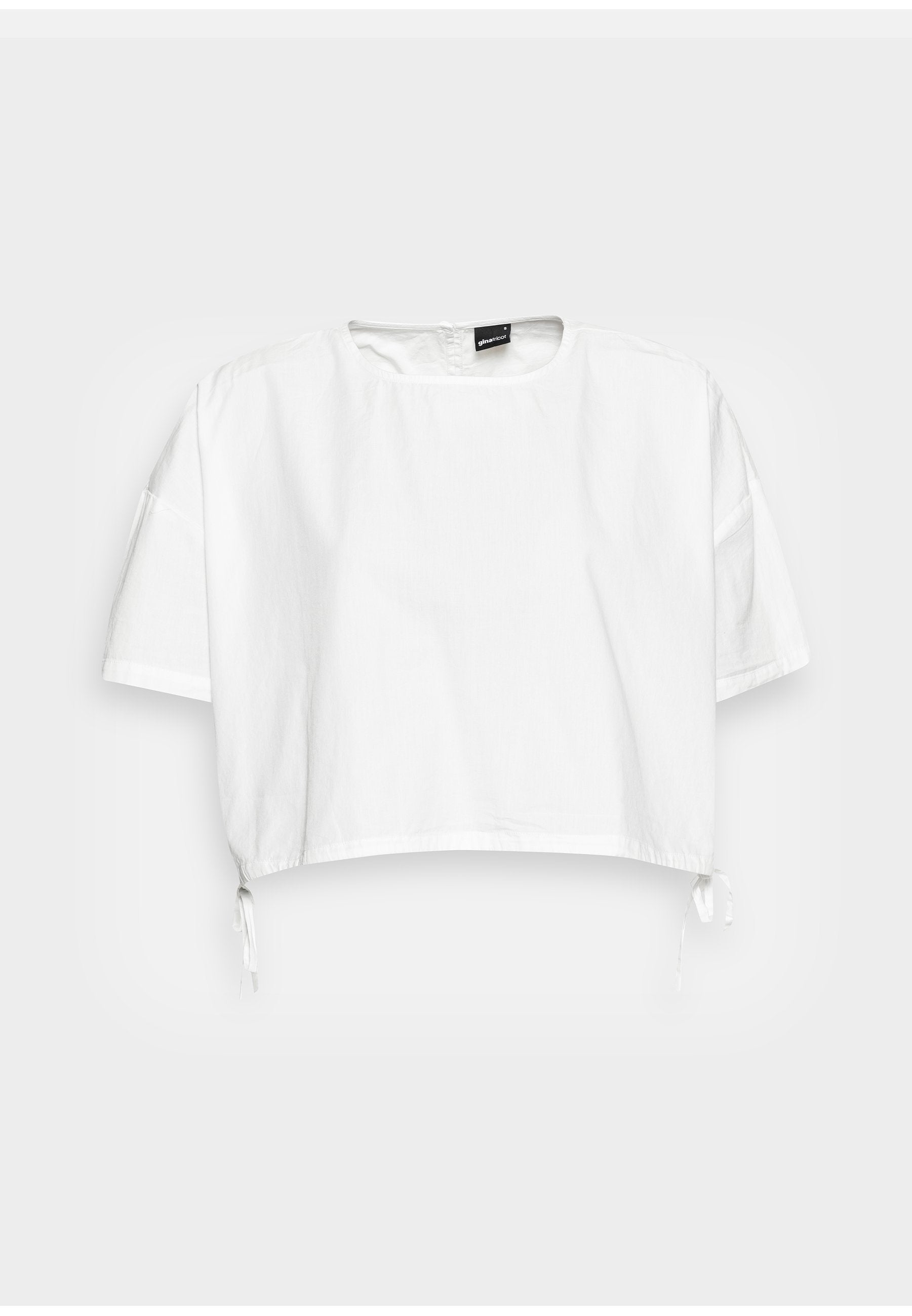 Weißes, kürzer geschnittenes Shirt aus leichtem Stoff, mit kurzen Ärmeln, rundem Halsausschnitt und Kordelzug am Saum.