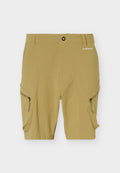 Beige knielange Shorts mit Frontknopf, Gürtelschlaufen, zwei Reißverschluss-Cargotaschen und "FLASHDRY-XD"-Aufdruck nahe dem Bund.