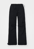 Schwarze Cargo-Hose mit elastischem Bund und Kordelzug, zwei Seitentaschen und weitem Bein-Design. Hergestellt aus strapazierfähigem Stoff.