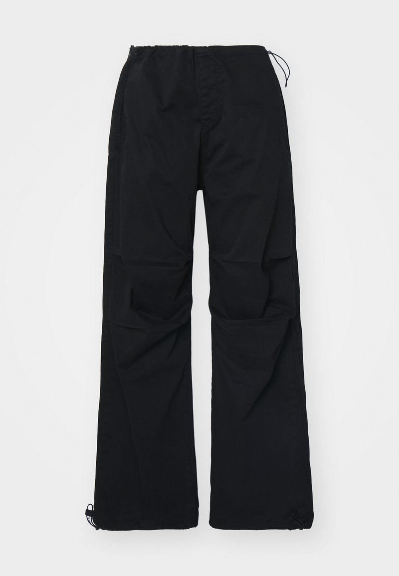 Schwarze Cargo-Hose mit elastischem Bund und Kordelzug, zwei Seitentaschen und weitem Bein-Design. Hergestellt aus strapazierfähigem Stoff.