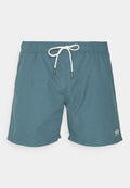 Türkisfarbene Badeshorts mit elastischem Bund und weißem Kordelzug. Verfügen über ein kleines Logo auf der unteren rechten Seite und eine glatte Textur.