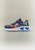 Kindersneaker mit Superman-Grafiken, navyblauem Riemen, weißer Sohle, blauen Akzenten und einem gelben Zuglasche an der Ferse.