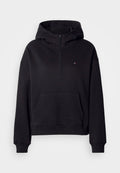 Schwarze Zip-Up Kapuzenjacke aus weichem Baumwollmix. Mit einer Fronttasche, gerippten Bündchen und einem Logo-Emblem auf der Brust.