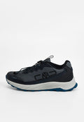 Schwarz-grauer Sportschuh mit einem Mesh-Obermaterial, strukturierten Akzenten, blauer Sohle, elastischen Schnürsenkeln und einem auffälligen CMP-Logo an der Seite.