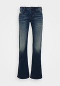 Dunkelblaue Jeans mit Schlag, verwaschenem Finish, Fünf-Taschen-Design, Metallknopfverschluss und Kontrastnähten.