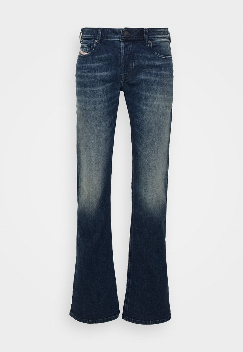 Dunkelblaue Jeans mit Schlag, verwaschenem Finish, Fünf-Taschen-Design, Metallknopfverschluss und Kontrastnähten.