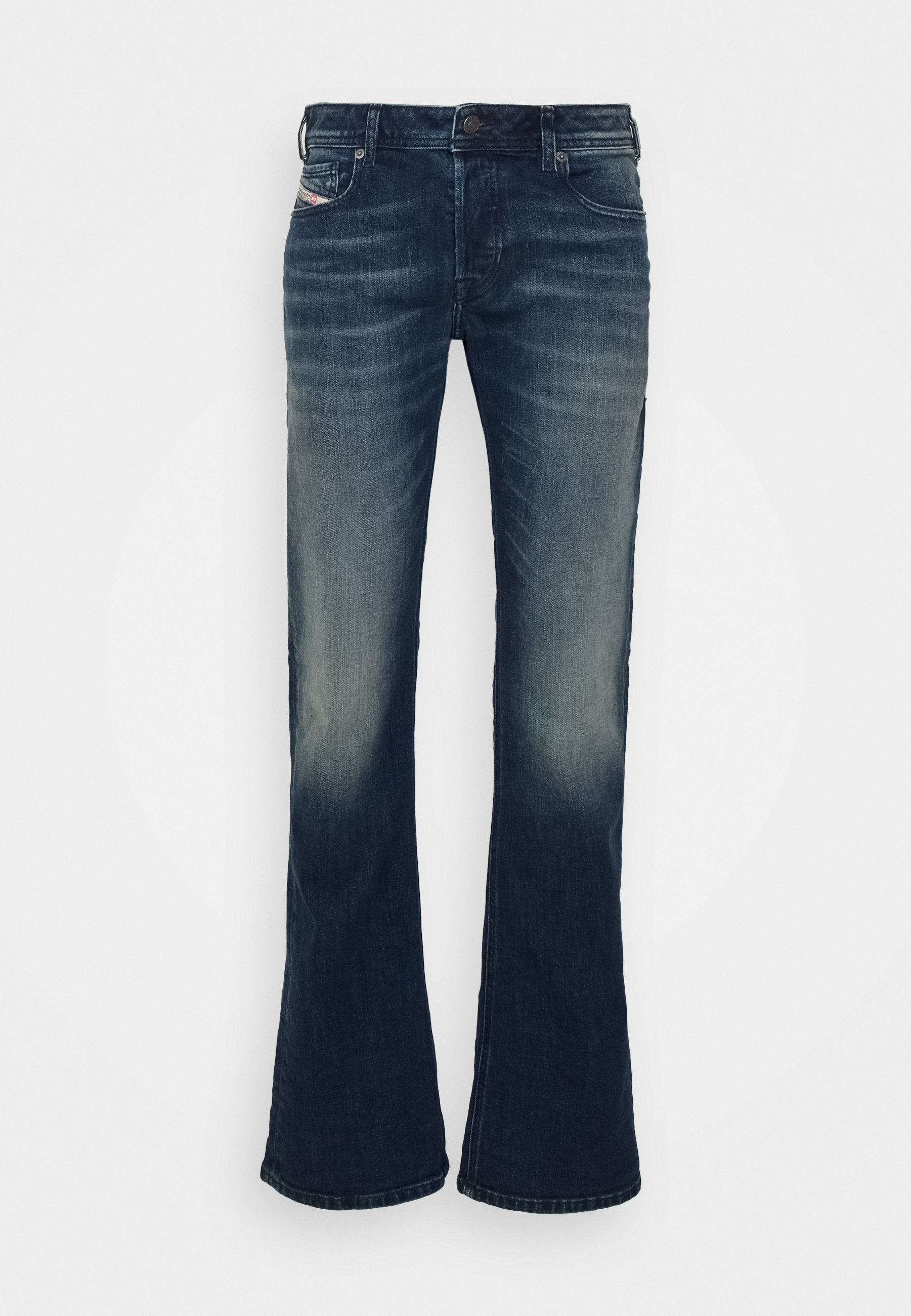 Dunkelblaue Jeans mit Schlag, verwaschenem Finish, Fünf-Taschen-Design, Metallknopfverschluss und Kontrastnähten.