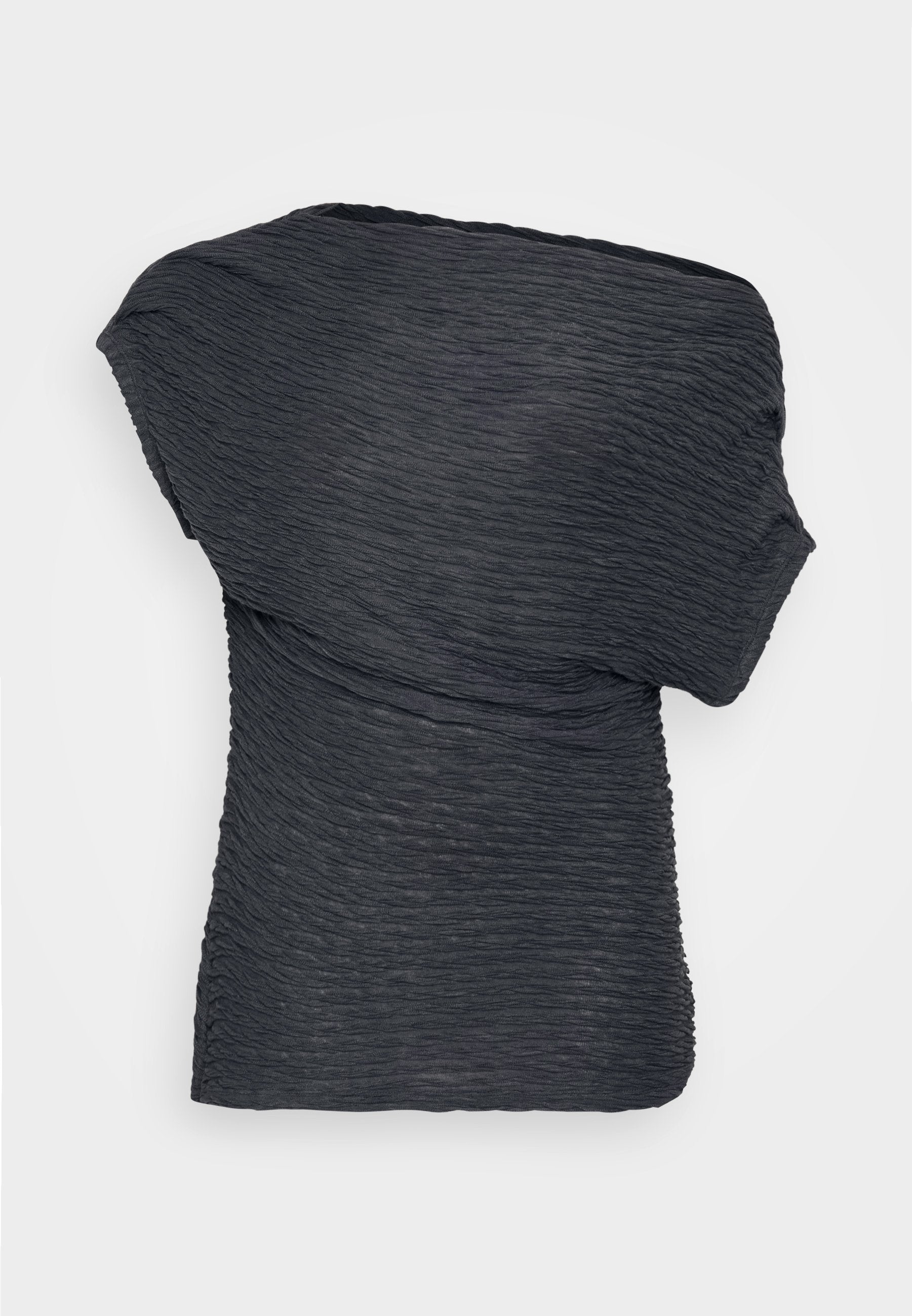 Schwarzes, strukturiertes Oberteil mit einem zerknitterten Design, das einen asymmetrischen Ausschnitt und eine locker fallende Passform aufweist. Weicher, leichter Stoff.