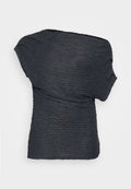 Schwarzes, strukturiertes Oberteil mit einem zerknitterten Design, das einen asymmetrischen Ausschnitt und eine locker fallende Passform aufweist. Weicher, leichter Stoff.