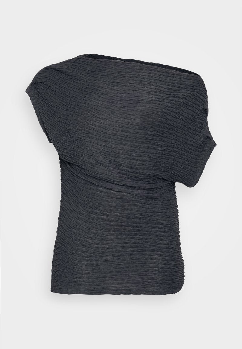 Schwarzes, strukturiertes Oberteil mit einem zerknitterten Design, das einen asymmetrischen Ausschnitt und eine locker fallende Passform aufweist. Weicher, leichter Stoff.
