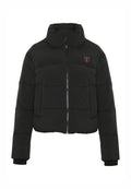 Schwarze cropped Daunenjacke mit hohem Kragen, Reißverschluss, gestepptem Design und rosa Logo auf der linken Brust. Glatte, matte Textur.