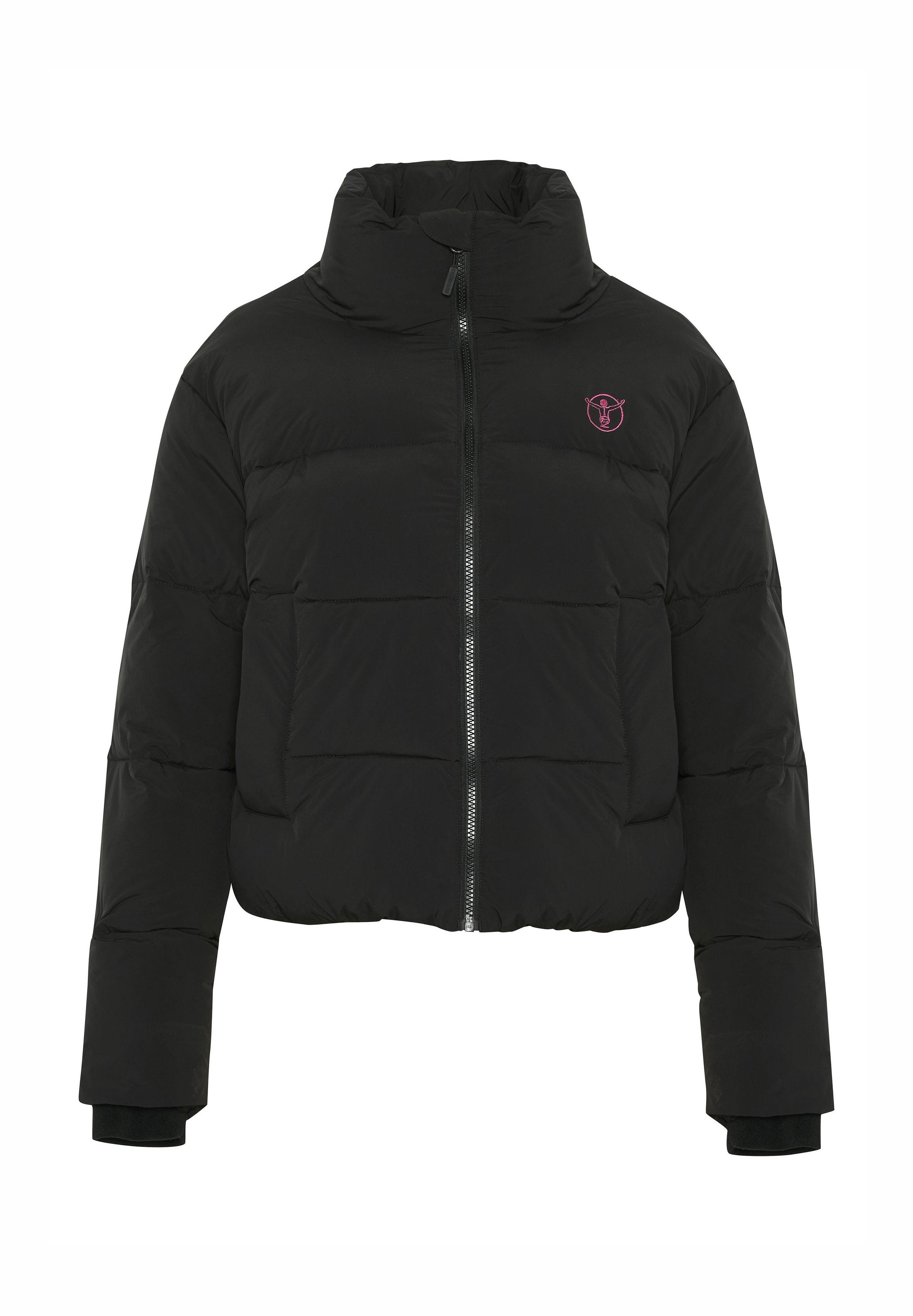 Schwarze cropped Daunenjacke mit hohem Kragen, Reißverschluss, gestepptem Design und rosa Logo auf der linken Brust. Glatte, matte Textur.