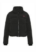 Schwarze cropped Daunenjacke mit hohem Kragen, Reißverschluss, gestepptem Design und rosa Logo auf der linken Brust. Glatte, matte Textur.