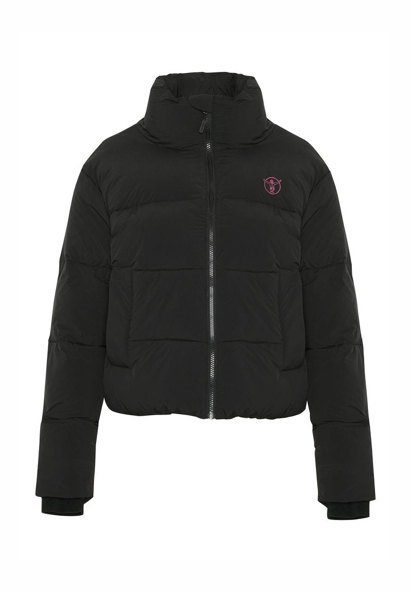 Schwarze cropped Daunenjacke mit hohem Kragen, Reißverschluss, gestepptem Design und rosa Logo auf der linken Brust. Glatte, matte Textur.