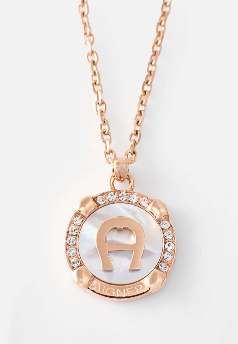 Halskette mit roségoldener Kette und rundem Anhänger mit Perlmuttzentrum, Kristallakzenten und Aigner-Logo.