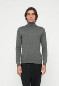 Grauer Rollkragenpullover aus geripptem Strickmaterial mit langen Ärmeln und figurbetontem Schnitt. Auffällige hellere Nahtakzente.