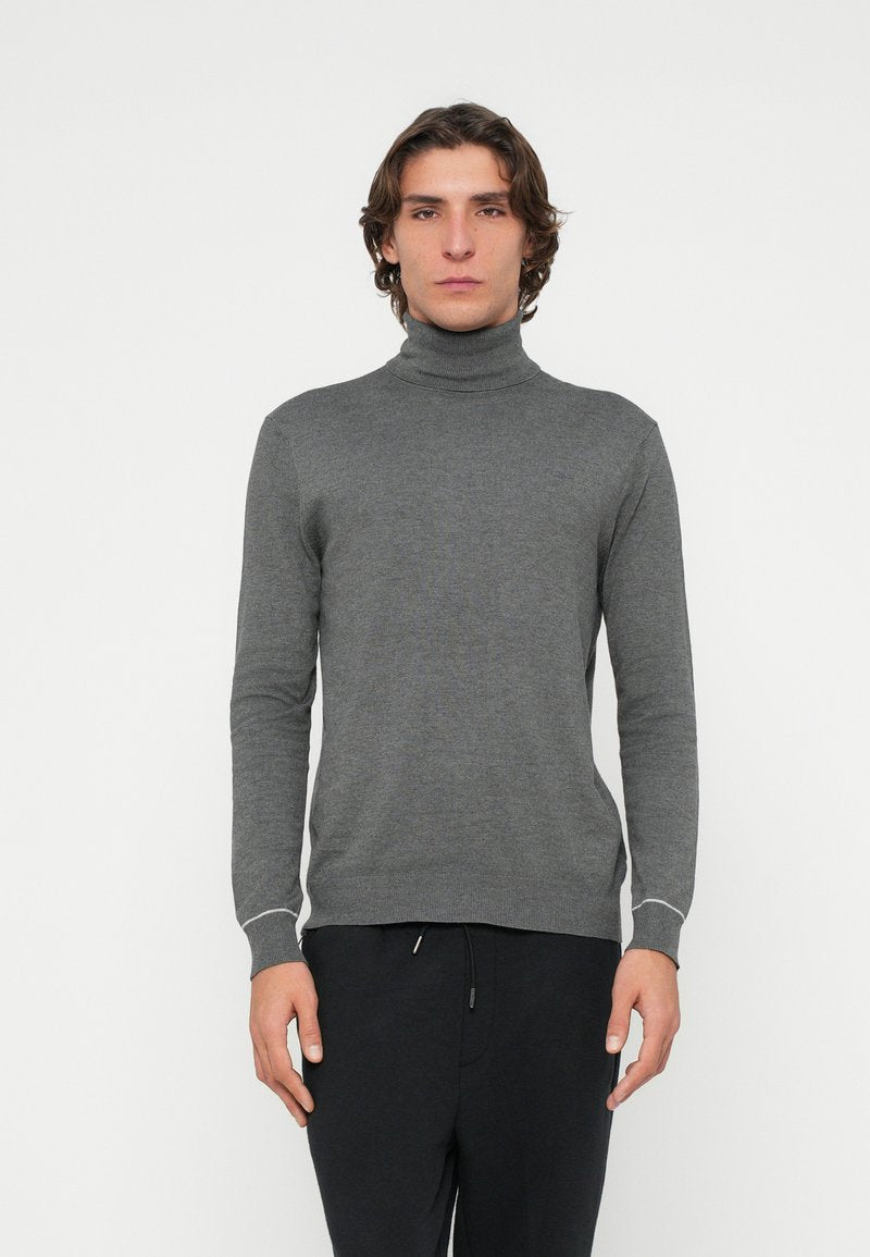 Grauer Rollkragenpullover aus geripptem Strickmaterial mit langen Ärmeln und figurbetontem Schnitt. Auffällige hellere Nahtakzente.