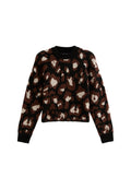 Brauner und schwarzer Leopardenprint-Pullover mit einem schwarzen gerippten Halsausschnitt und Bündchen, aus weichem strukturiertem Material gefertigt. Cropped-Design.