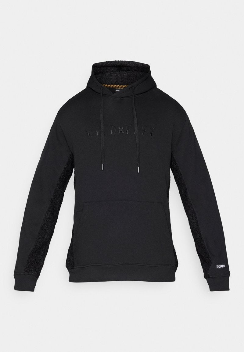 Schwarzer Hoodie mit einem weichen, strukturierten Seitenpaneel und einer Fronttasche. Mit dem Schriftzug "WILD LIFE" auf der Brust und einer Kordelzugkapuze.