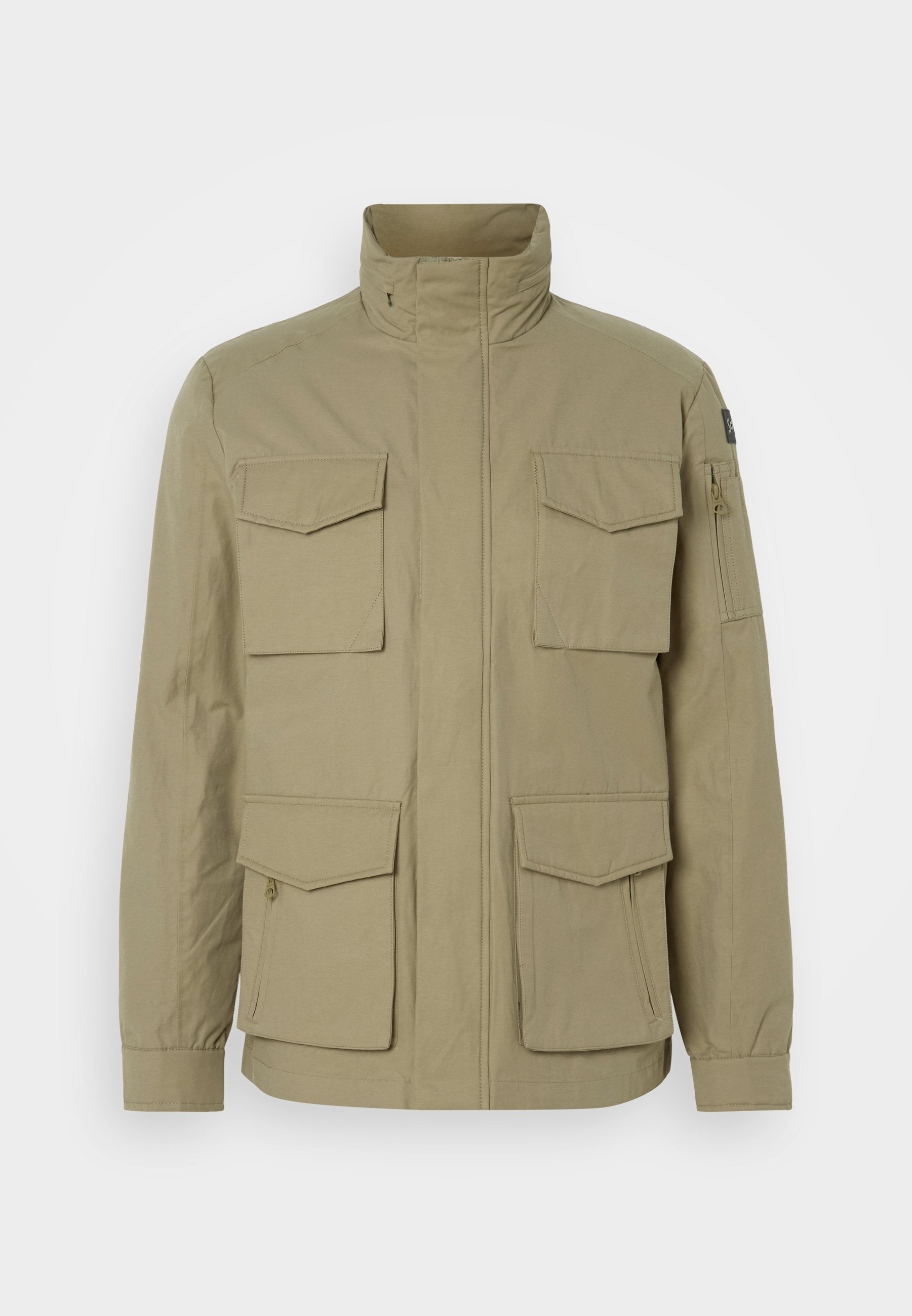 Beige Jacke mit hohem Kragen, vier Vorderaschen, einer Reißverschlusstasche am Ärmel und einem leicht strukturierten Stoff.