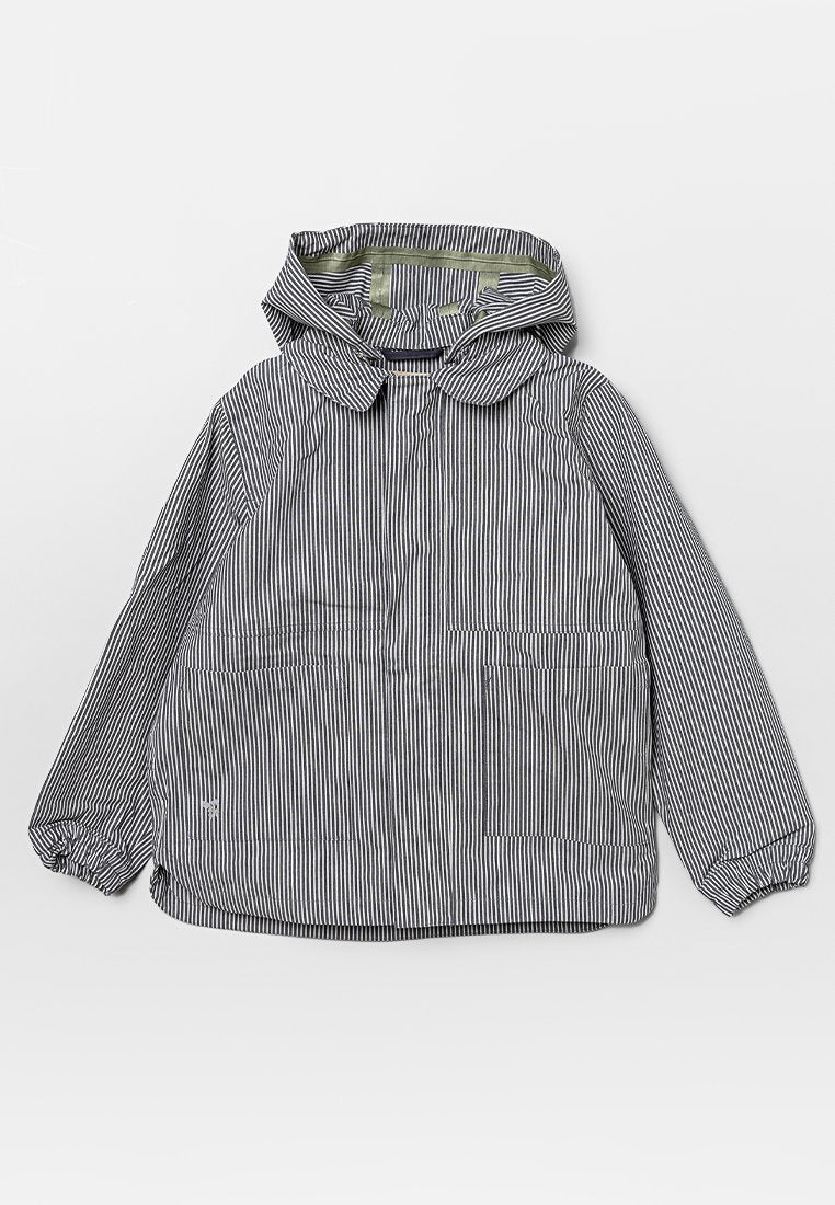 Gestreifte Jacke mit Kapuze, über elastischen Saum und Bündchen, zwei Fronttaschen und leichtem Material in Dunkelblau und Weiß.