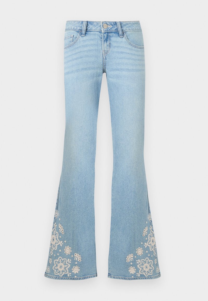 Hellblaue Schlagjeans mit hoher Taille und weißer Blumenstickerei nahe dem Saum an beiden Beinen.