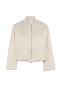 Beige Bomberjacke aus weichem Stoff, mit Stehkragen, Reißverschluss vorne und zwei seitlichen Taschen.