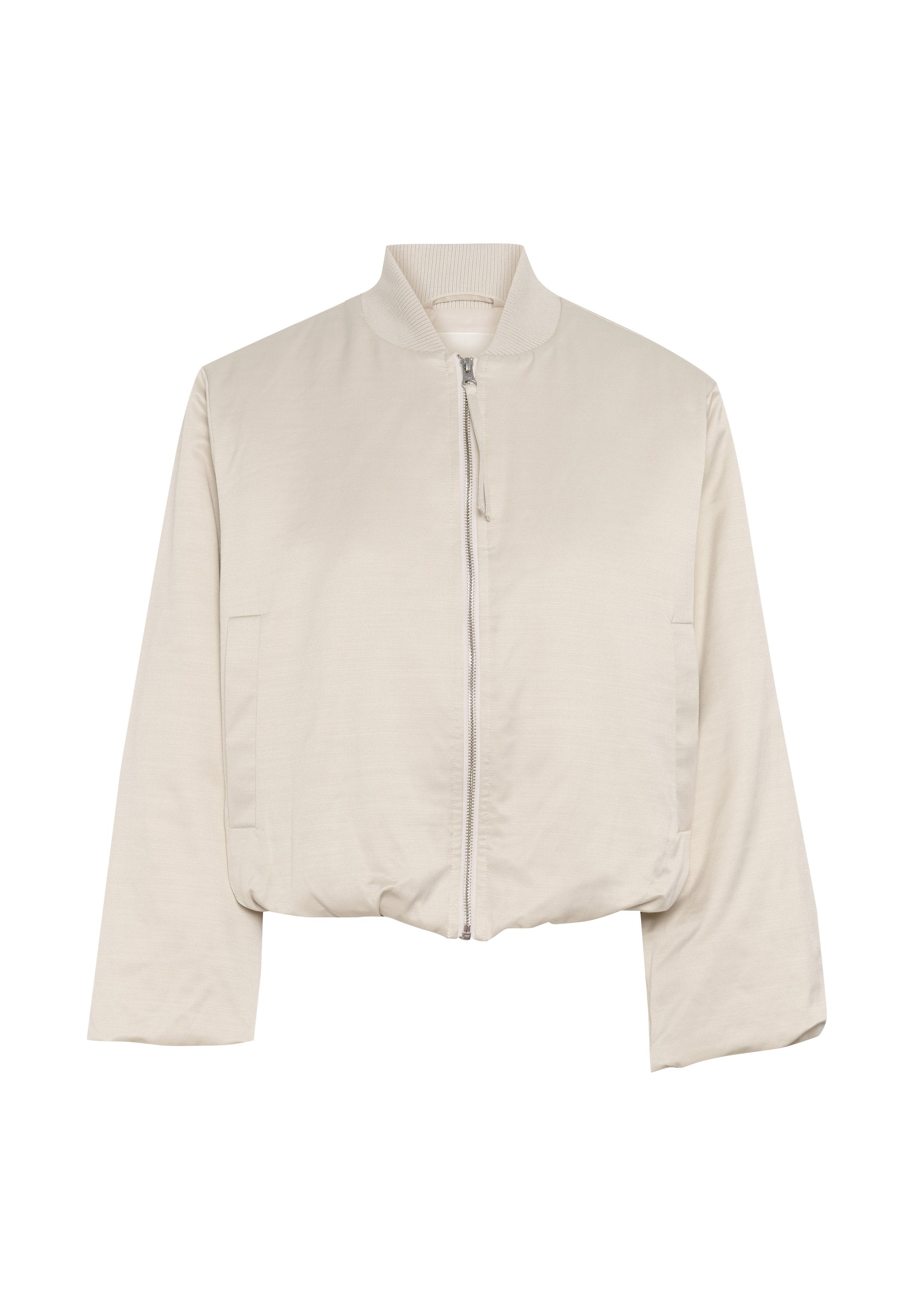 Beige Bomberjacke aus weichem Stoff, mit Stehkragen, Reißverschluss vorne und zwei seitlichen Taschen.
