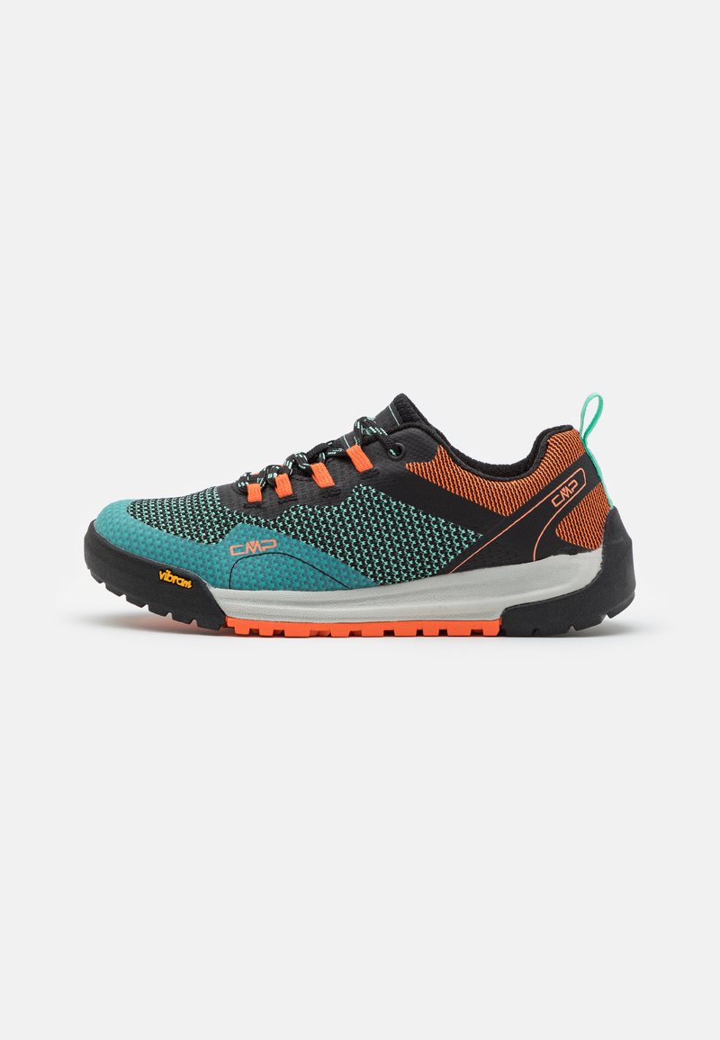 Leichte Wanderschuhe mit einem oberen Teil aus türkisfarbenem, schwarzem und orangefarbenem Mesh, schwarzer Sohle mit orangefarbenem Profil und Schnürverschluss.