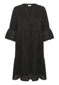 Schwarzes knielanges Spitzenkleid mit drei Viertel-Ärmeln und V-Ausschnitt, das mit gewellten Kanten und gestuften Rockdetails versehen ist.