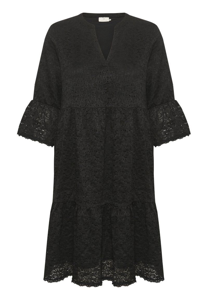 Schwarzes knielanges Spitzenkleid mit drei Viertel-Ärmeln und V-Ausschnitt, das mit gewellten Kanten und gestuften Rockdetails versehen ist.