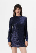 Marineblaues Pailletten-Kleid mit langen Ärmeln, rundem Ausschnitt und gerippten Bündchen. Der Stoff hat eine schimmernde, strukturierte Oberfläche.