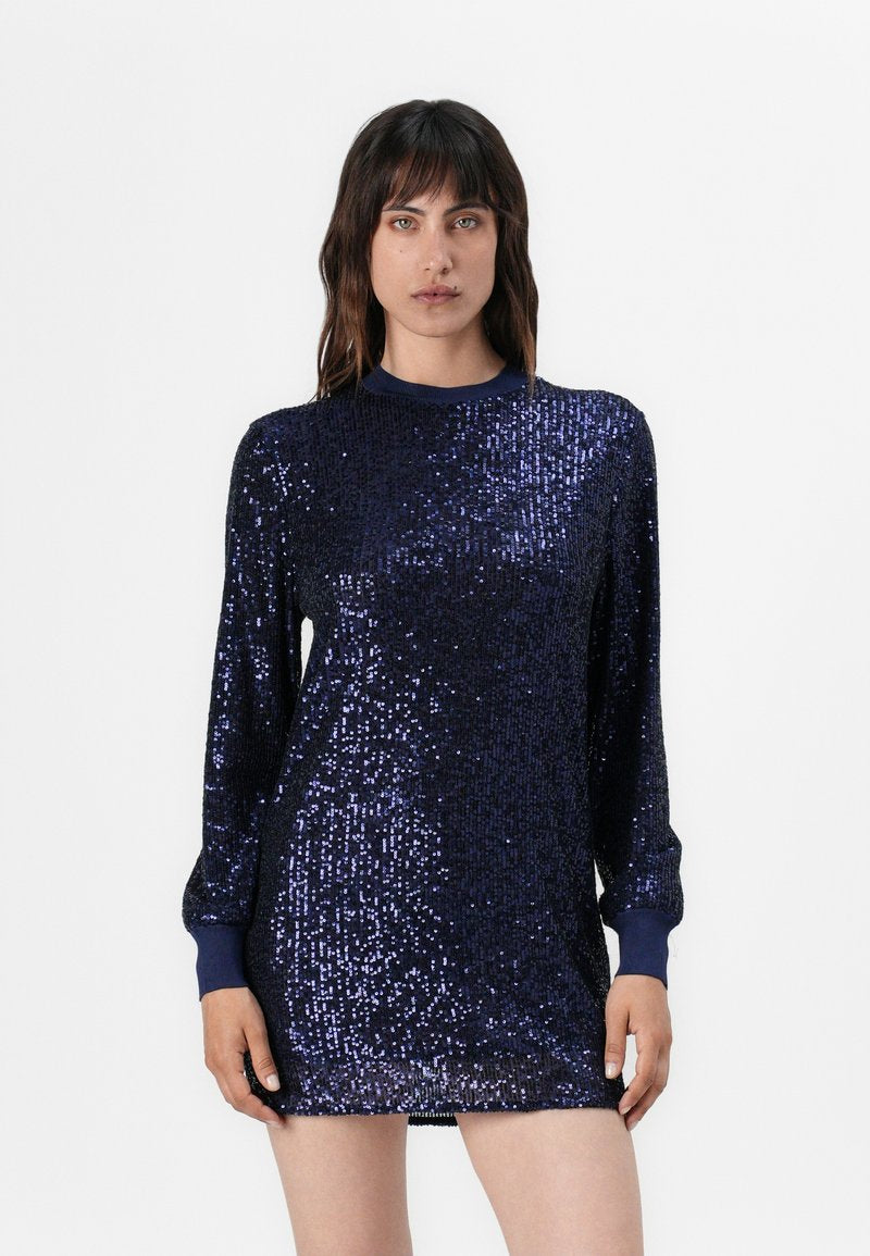 Marineblaues Pailletten-Kleid mit langen Ärmeln, rundem Ausschnitt und gerippten Bündchen. Der Stoff hat eine schimmernde, strukturierte Oberfläche.