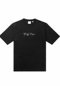 Schwarzes Baumwoll-T-Shirt mit kurzen Ärmeln, Rundhalsausschnitt und weißem, geschwungenem Text "Daily Paper" über der Brust. Glatte Textur.