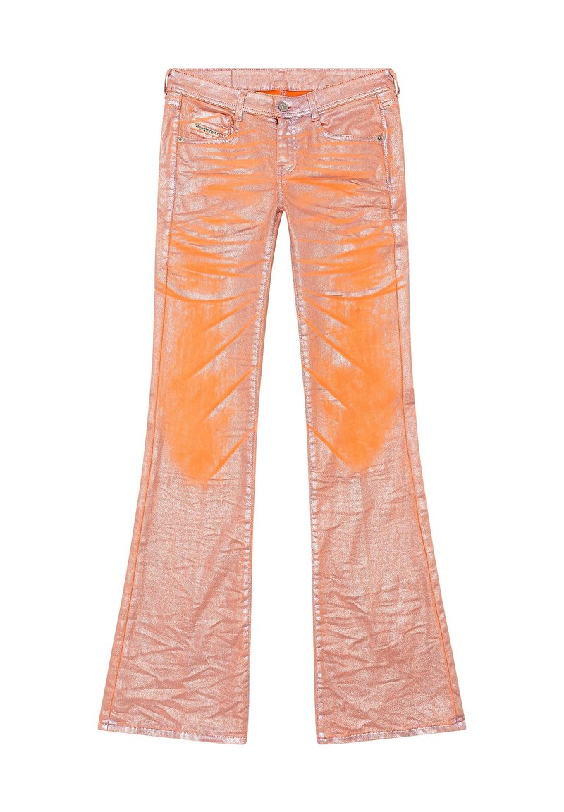 Ausgestellte Hosen aus glänzendem, metallischem Orange-Stoff. Merkmale sind seitliche Taschen, sichtbare Nähte und ein figurbetonter Bund.