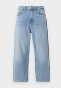 Hellblaue Denim-Jeans in weitem Schnitt mit hoher Taille, klassischem Fünf-Taschen-Design und sichtbaren Nähten entlang der Nähte.