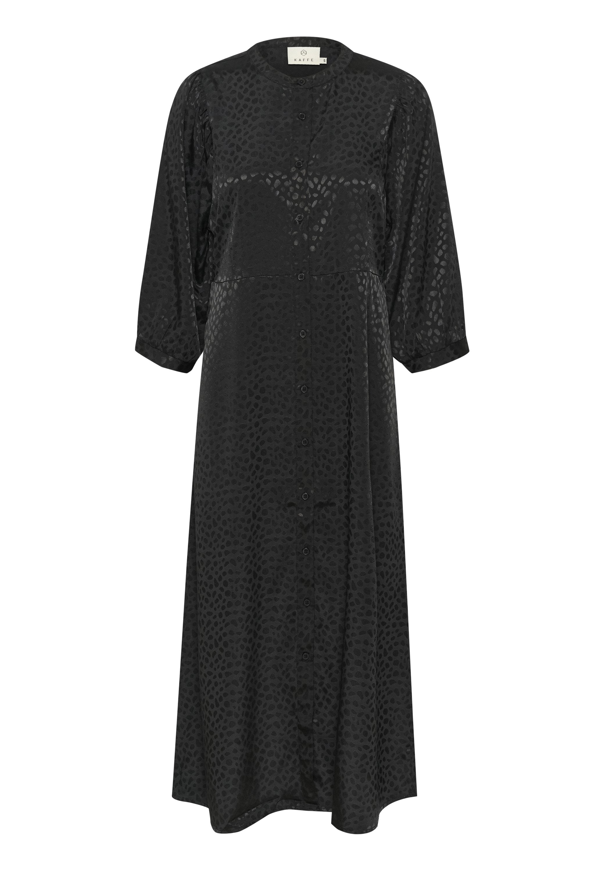 Schwarzes Midikleid mit strukturiertem Leopardenmuster, rundem Ausschnitt, Knopfschluss und dreiviertellangen Ärmeln. Weicher, leichter Stoff.