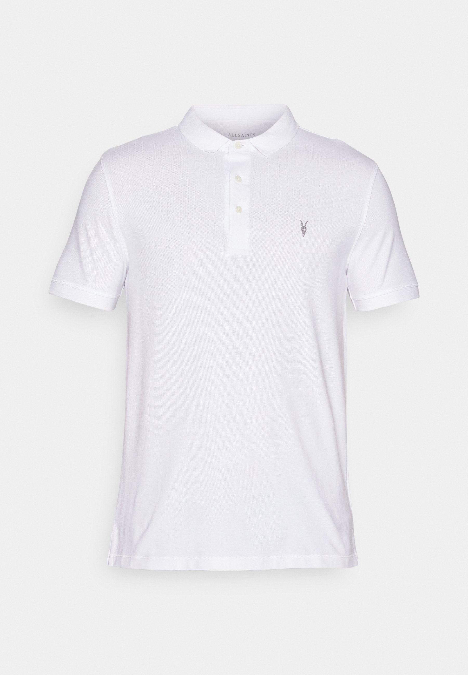 Weißes Poloshirt mit kurzen Ärmeln aus Baumwolle, mit klassischem Kragen, drei Knöpfen und einem Logo auf der linken Brust. Weicher Textil.