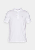 Weißes Poloshirt mit kurzen Ärmeln aus Baumwolle, mit klassischem Kragen, drei Knöpfen und einem Logo auf der linken Brust. Weicher Textil.