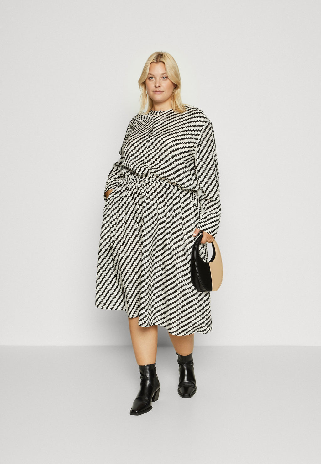 ZIGZAG WAISTED MIDI DRESS Media 2