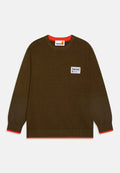 Brauner Timberland Rundhals-Pullover mit orangefarbenem Saum an Kragen, Bündchen und Hemd, mit einem weißen Timberland-Logo-Patch auf der Brust.