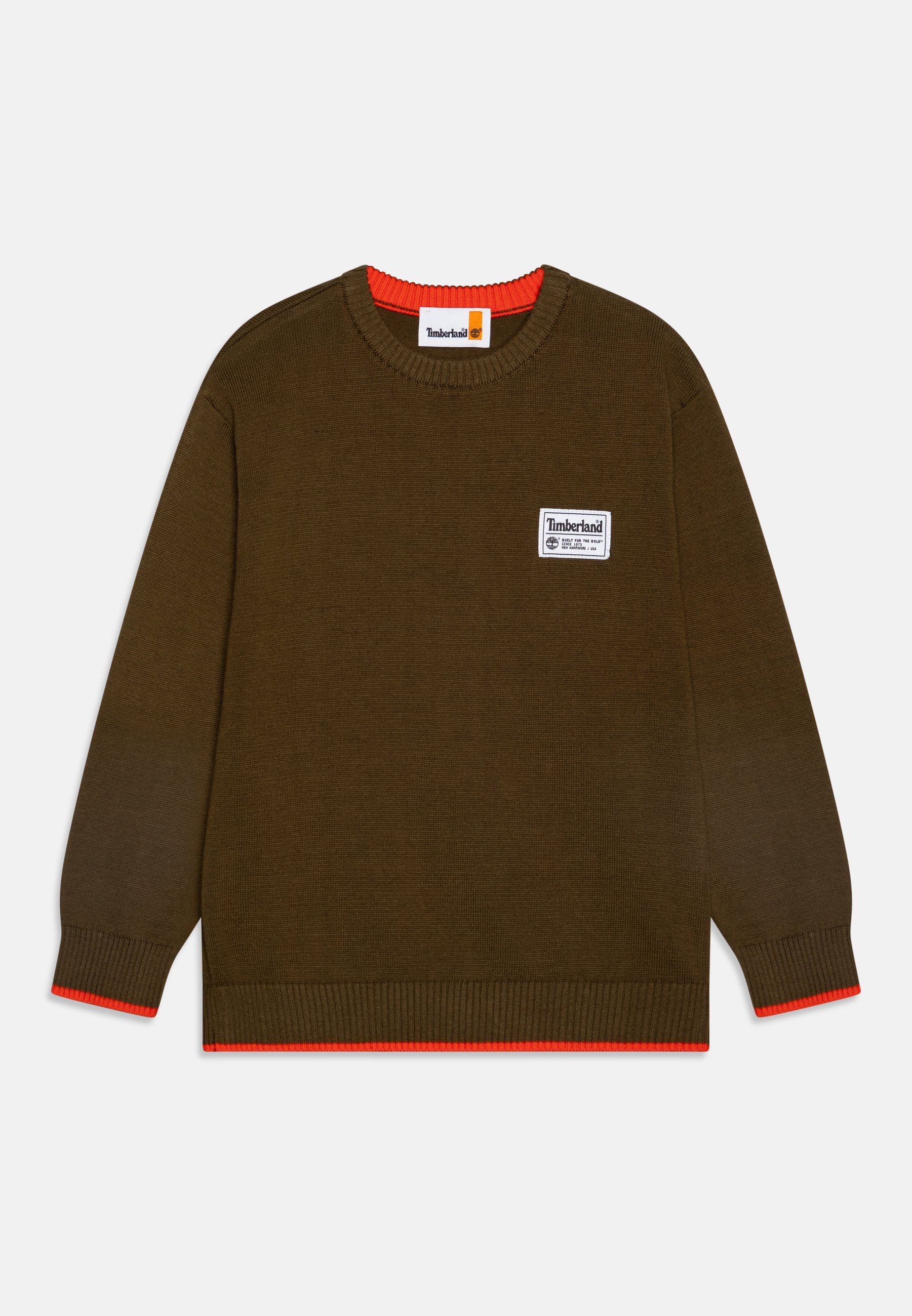 Brauner Timberland Rundhals-Pullover mit orangefarbenem Saum an Kragen, Bündchen und Hemd, mit einem weißen Timberland-Logo-Patch auf der Brust.