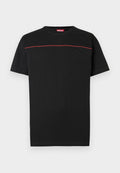 Schwarzes Baumwoll-T-Shirt mit Rundhalsausschnitt, kurzen Ärmeln und einer roten Akzentlinie quer über der Brust. Auf der Vorderseite ein gesticktes Logo.