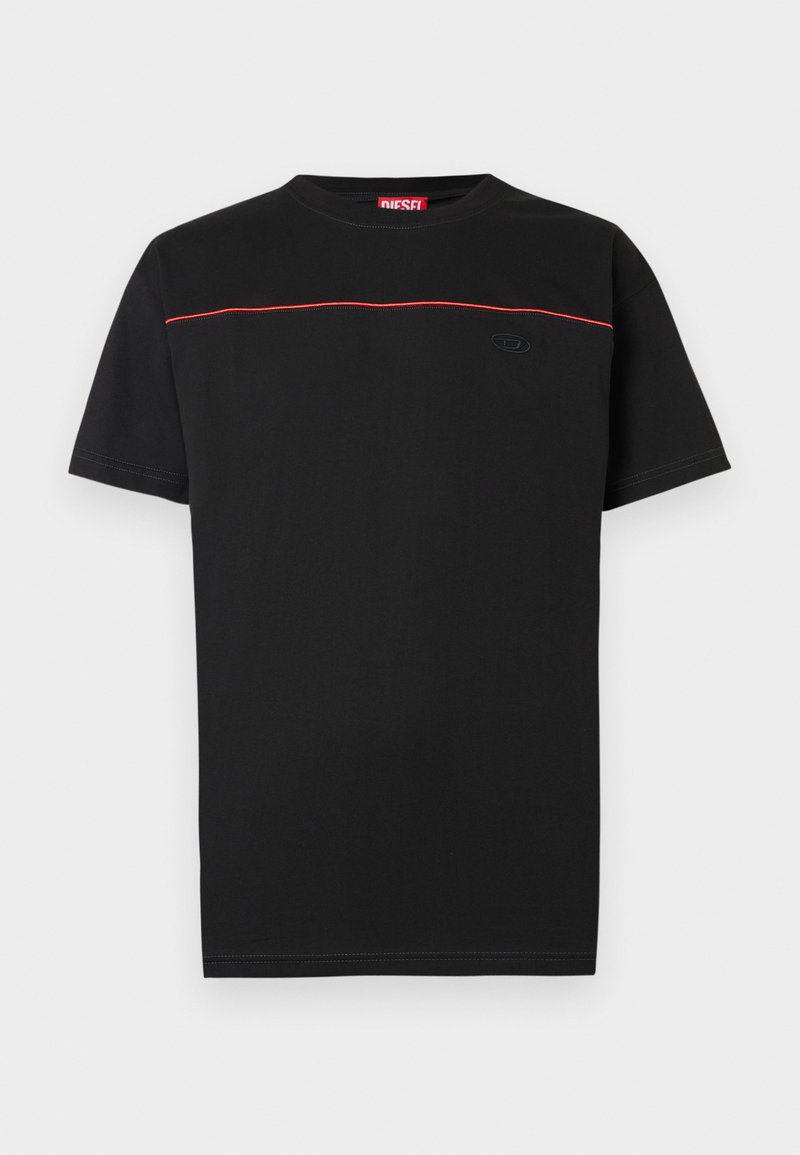 Schwarzes Baumwoll-T-Shirt mit Rundhalsausschnitt, kurzen Ärmeln und einer roten Akzentlinie quer über der Brust. Auf der Vorderseite ein gesticktes Logo.
