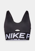 Schwarzer Sport-BH mit Rundhalsausschnitt, Racerback-Design und Ausschnitt-Detail. Verfügt über einen breiten Bund mit dem auffälligen weißen "NIKE"-Logo.