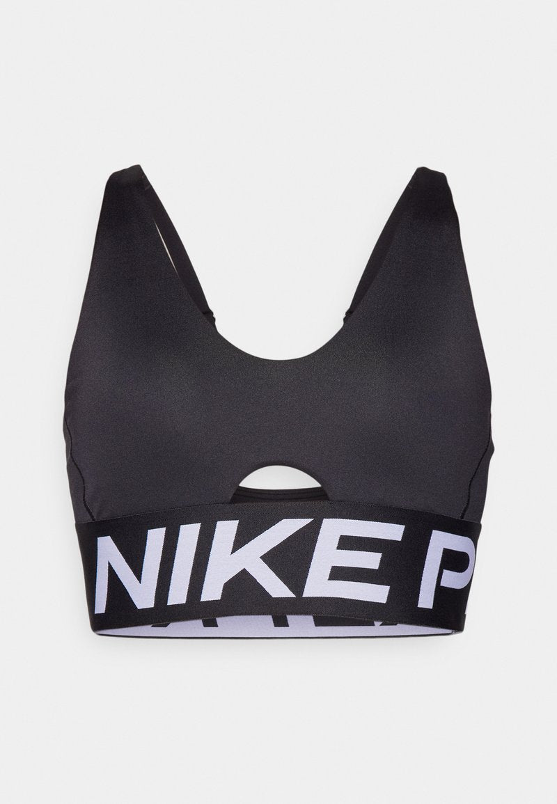 Schwarzer Sport-BH mit Rundhalsausschnitt, Racerback-Design und Ausschnitt-Detail. Verfügt über einen breiten Bund mit dem auffälligen weißen "NIKE"-Logo.