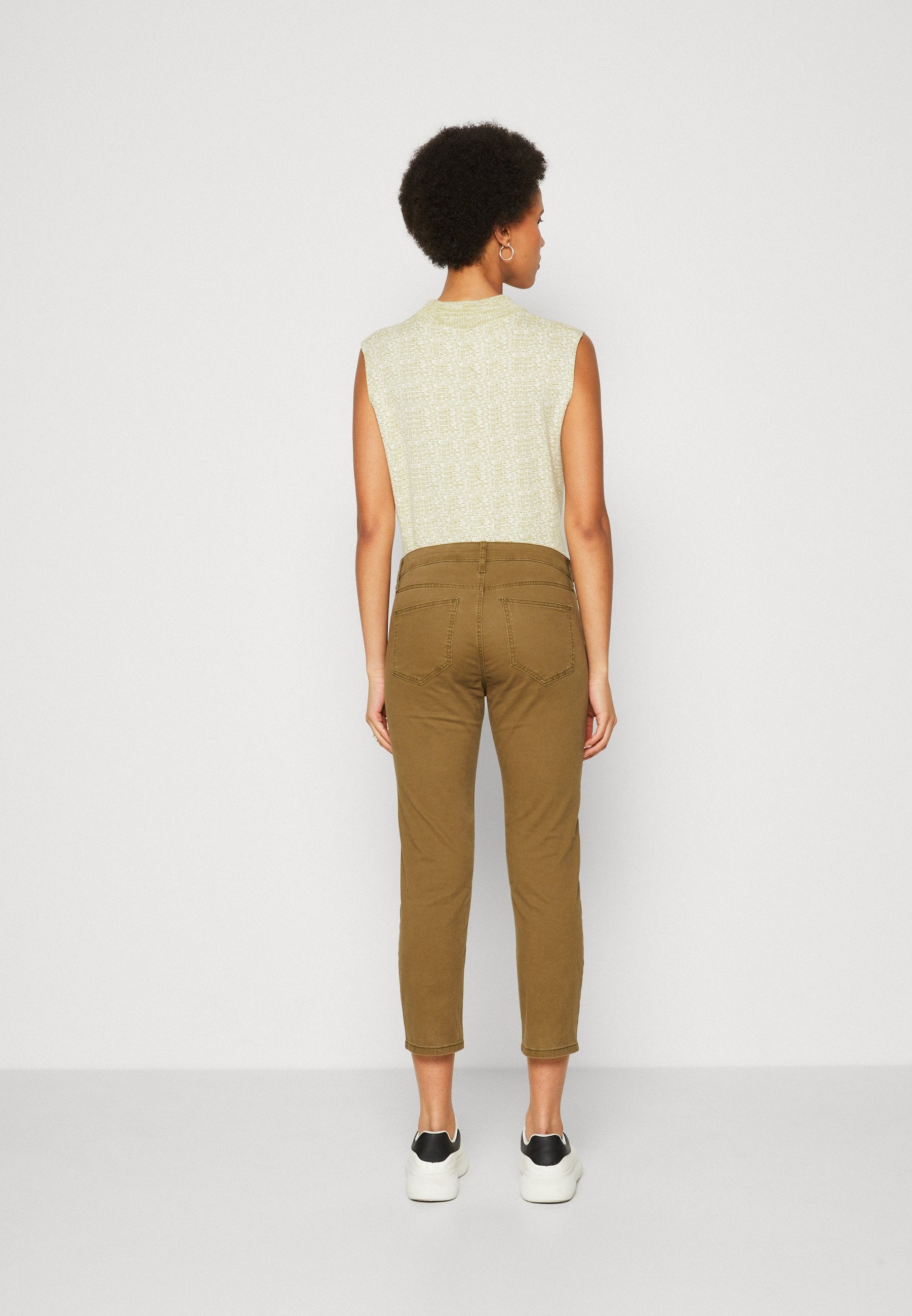 5 POCKET CAPRI Media 5