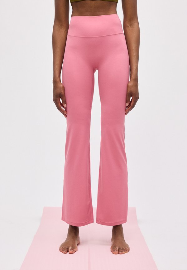 Nike Performance ZENVY FLARE - Leggings - peony/white